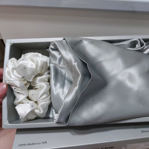 BLISSY 100% Mulberry Silver Silk Standard Pillowcase and Heart Scrunchie SET - Picture 7 of 8